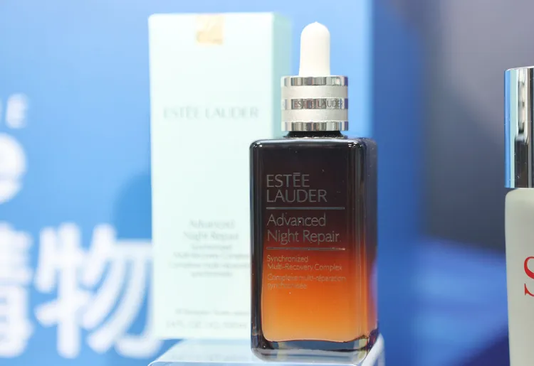 雅詩蘭黛特潤超導修護露100ml，原價7900，特價2540元，限10/31-11/1。翁玉信攝