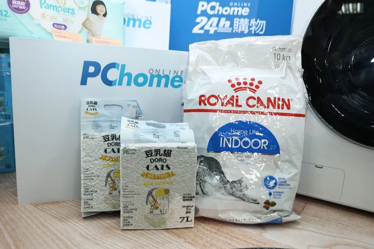 許多消費者會趁著雙11訂購大包裝的貓砂、寵物飼料。翁玉信攝