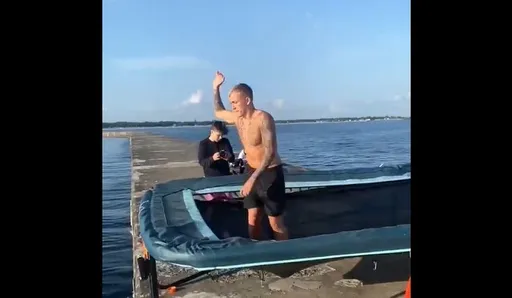 超酷！猛男踩彈跳床空翻三圈入海　滿分10分你給誰高分？