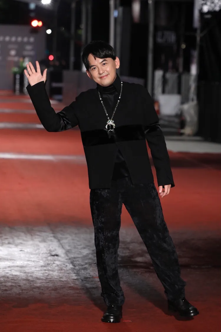 黃子佼佩戴JHENG JEWELLERY臉譜墨翡鍊墜，為黑色造型創造細膩層次。娛樂中心攝