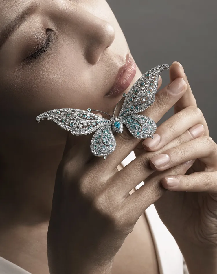 TIFFANY帕拉伊巴碧璽蝴蝶胸針，估價約166萬元台幣。品牌提供