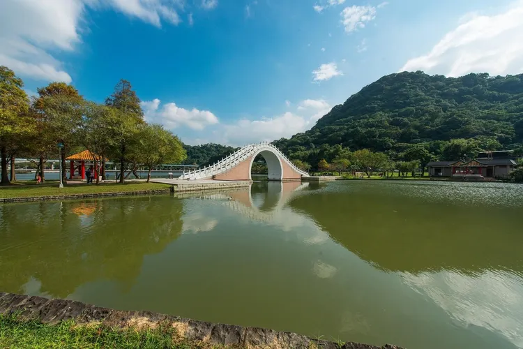 大湖公園景色優美。翻攝「岳泰峰山」臉書