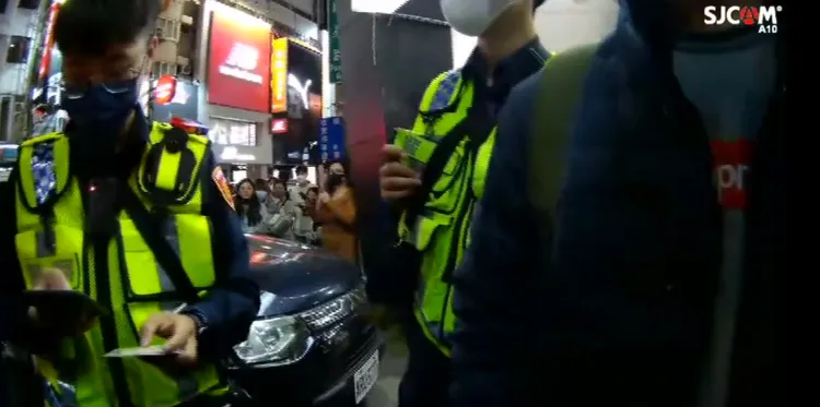 員警處理過程引來不少民眾圍觀。讀者提供