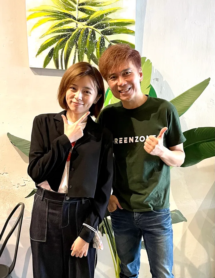 王瞳（左）日前赴古晉，在艾成姊夫開的店裡，和林義忠牧師見面。林義忠提供