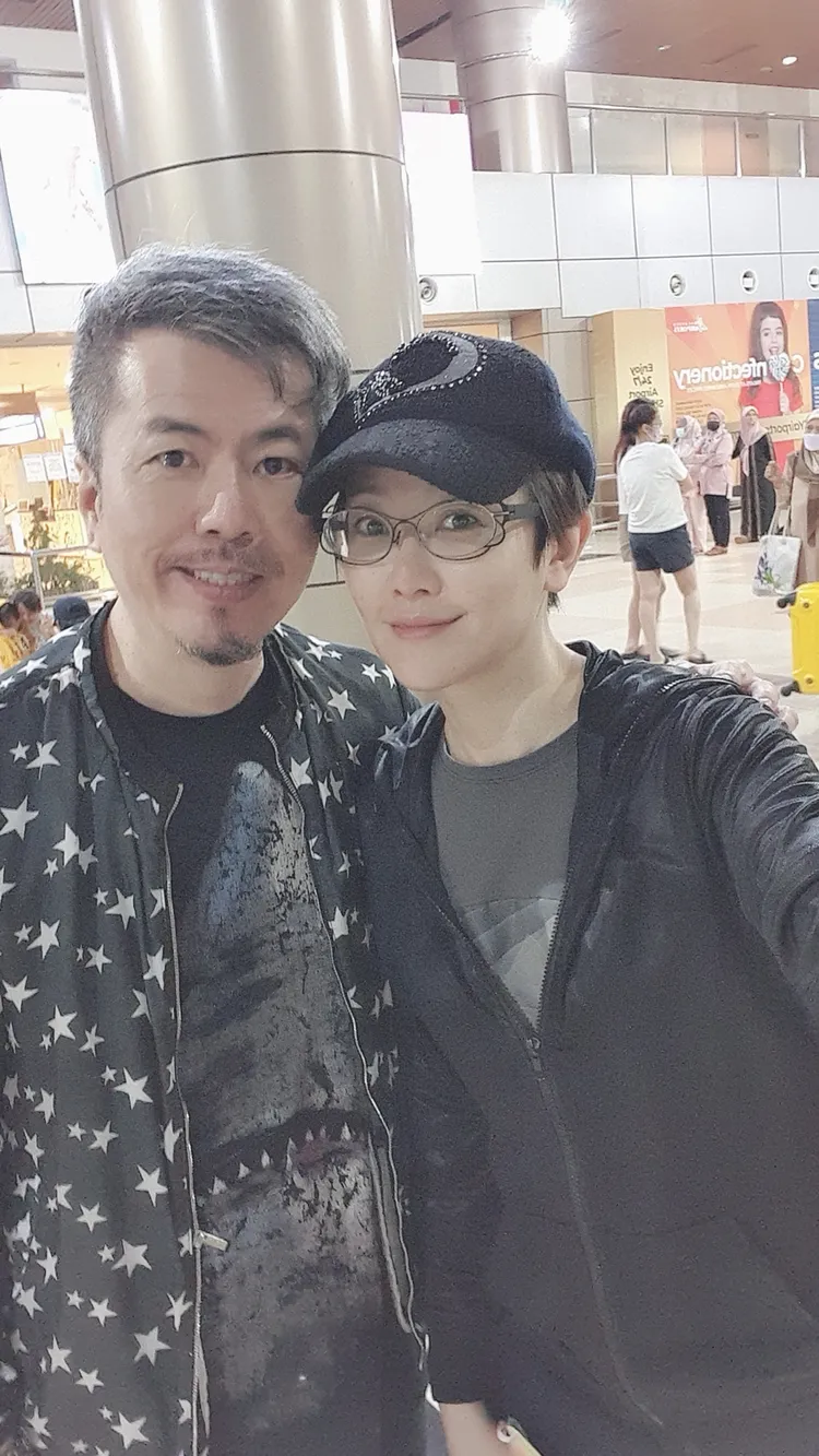 黃國倫（左）和寇乃馨前天飛抵馬來西亞的古晉，落地後在當地機場合照。黃國倫提供