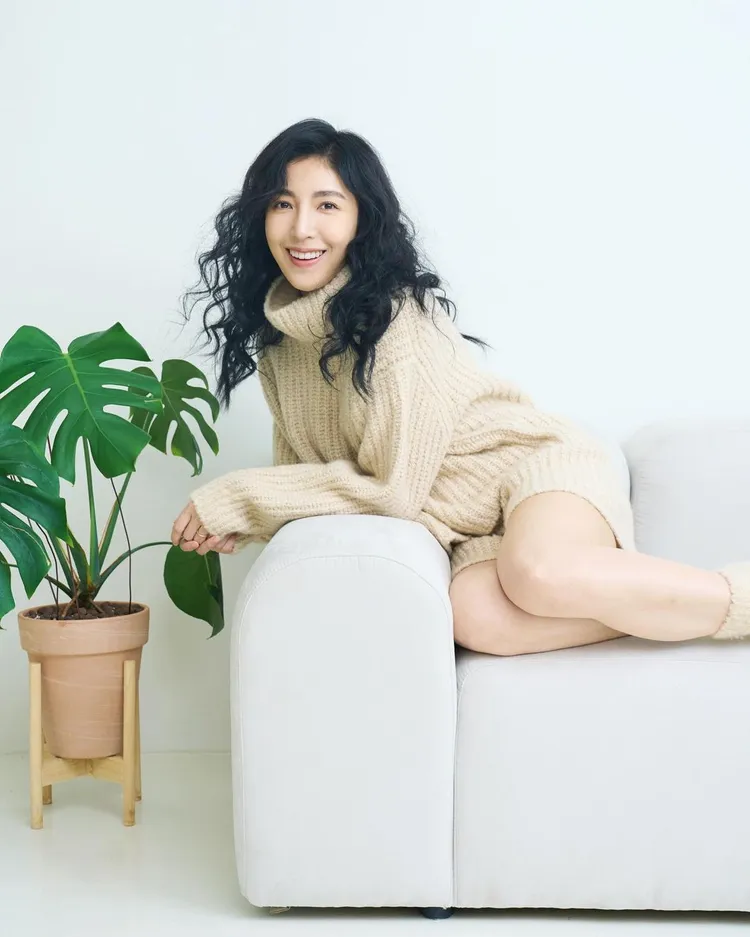 楊謹華穿上Loro Piana全新Cocooning系列羅紋針織的高領毛衣與短褲、毛襪，感受最舒適溫柔的膚觸。翻攝cheryllovel0ve IG