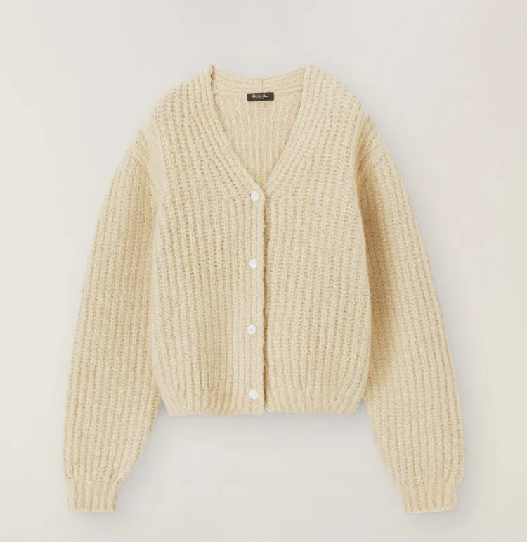 針織排釦外套，7萬4100元。品牌提供