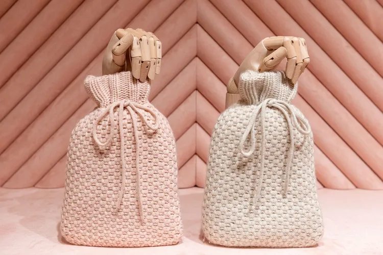 粗針織保溫袋，內附櫻桃子可重複加熱保溫，1萬9300元。品牌提供