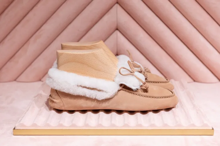 絨毛綁帶樂福鞋，3萬4700元。品牌提供