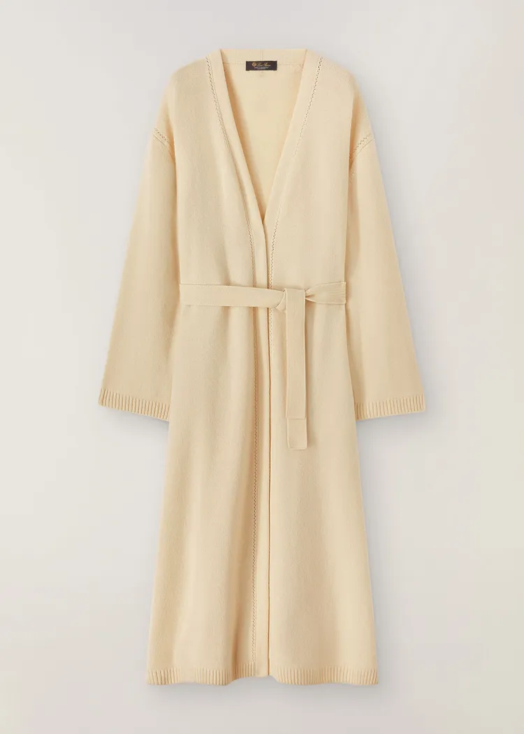 針織綁帶開襟長版大衣，10萬5100元。品牌提供