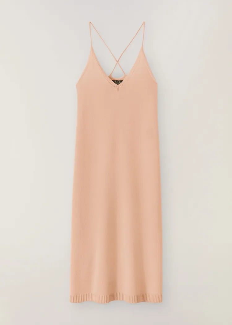 交叉針織長洋裝，8萬1500元。品牌提供