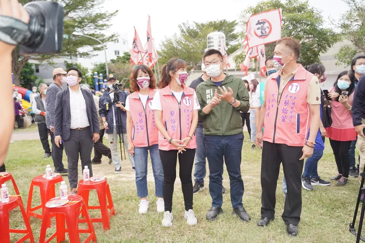 蔡其昌跟豐原區農會總幹事蔡森揚長年攜手為豐原農民爭取預算與建設，笑稱今天以「叔叔」身分幫同屬「行動派成員」蔡怡萱拉抬選情。曾雪蒨攝