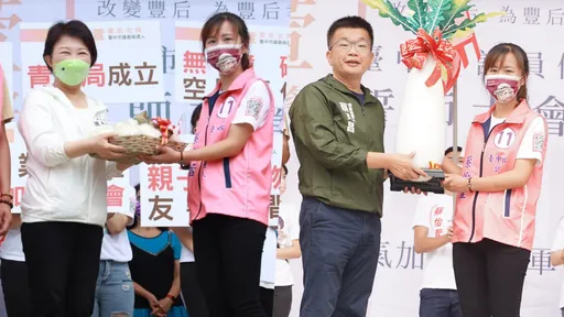 都認識她父親!27歲無黨議員候選人競總成立 盧秀燕、蔡其昌先後站台