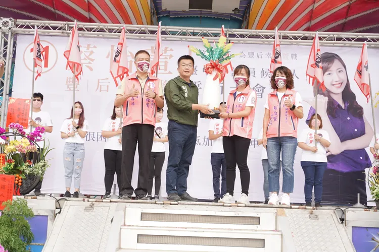 民進黨台中市長候選人蔡其昌今天以聲援「行動派隊員」替無黨籍市議員候選人蔡怡萱站台，並送上好彩頭。曾雪蒨攝