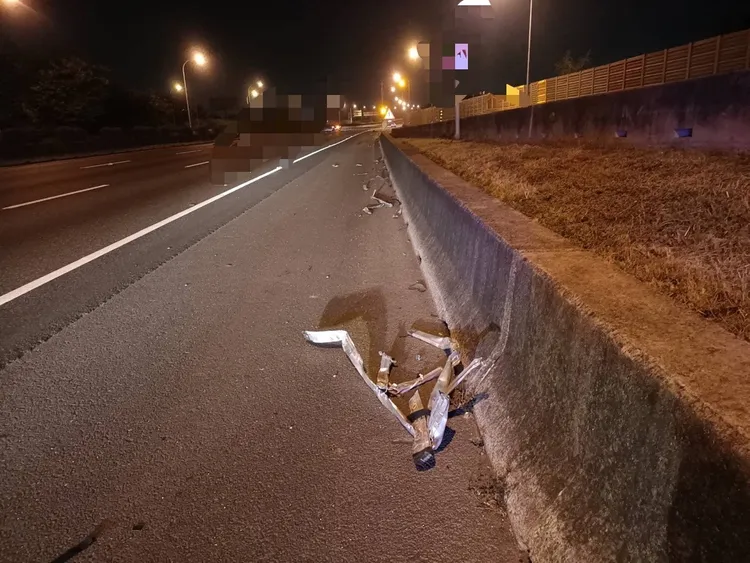 鋁梯遭輾壓後散落路肩。警方提供