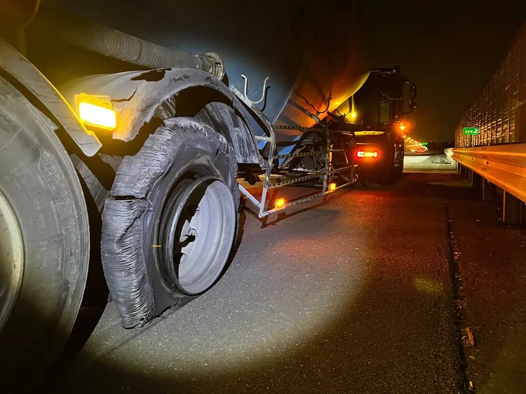 車輛爆胎。警方提供