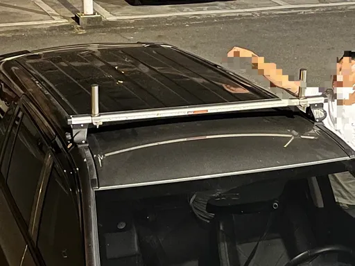 鋁梯掉國道 後方5車輾壓!輪胎全爆了