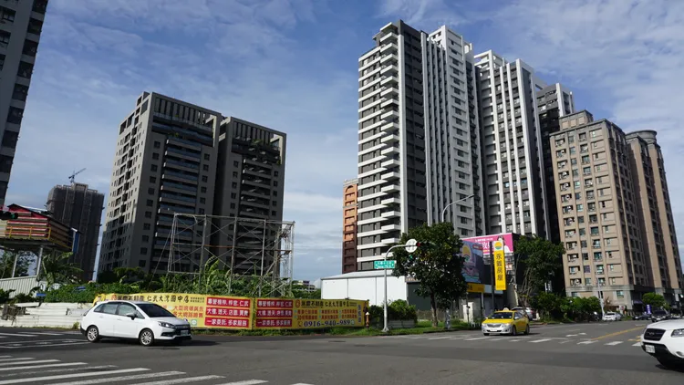 房市政策針對投資客祭出未來預售屋禁止轉約，雖尚未立法已成功讓房市降溫。葉家銘攝