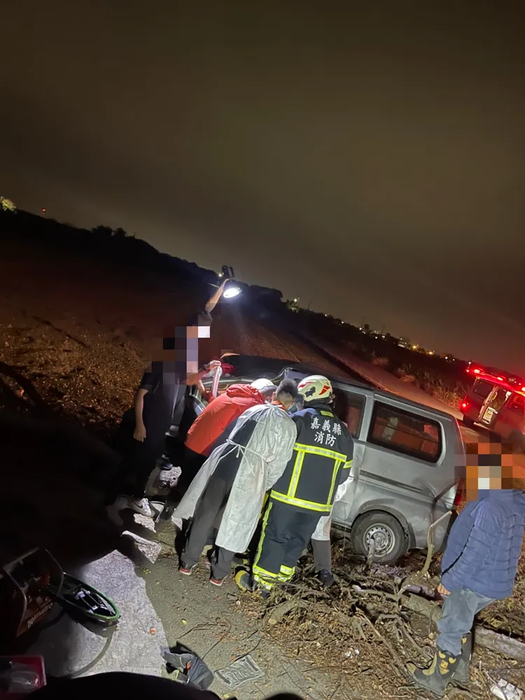 廂型車受到撞擊，車頭嚴重毀損。嘉義消防局提供