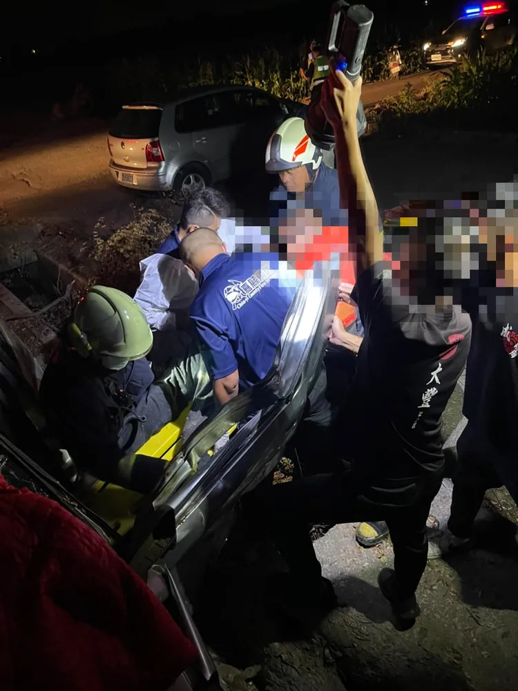 救難人員緊急出動破壞器材，救出受困的廂型車駕駛。嘉義消防局提供