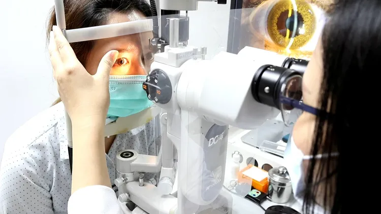 注意用眼過度以致眼壓過高。示意圖／資料照