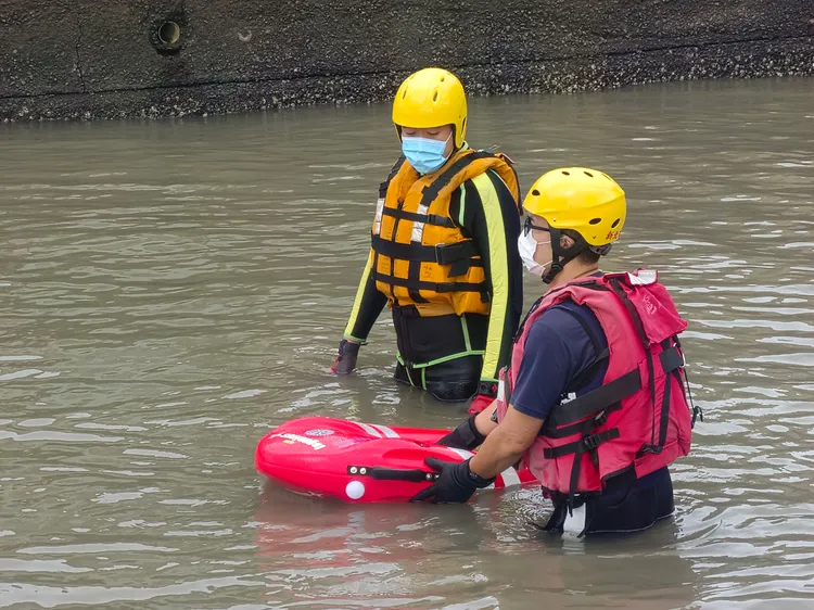 新北市消防局第三救災救護大隊每年接獲救溺案件約47件，今受贈電動遙控救生圈，補足距離問題並能爭取救援時間。新北市消防局提供