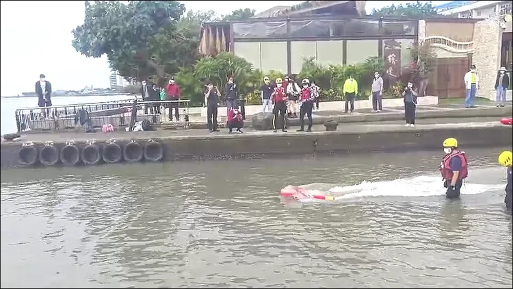 電動遙控救生圈可抵抗浪襲及艱困水域執行任務，減少消防人員在執行救溺勤務的危險性。新北市消防局提供