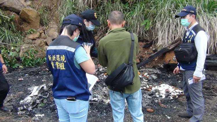 新北環境稽查重案組聯合檢警，突破重重監視而破獲非法廢棄物焚燒場址。環保局提供