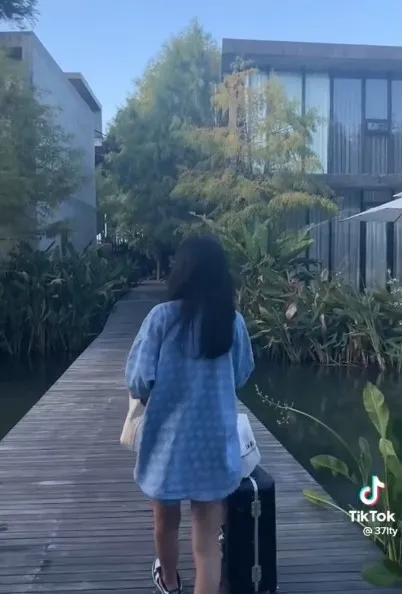 水池中的木棧道行走時要特別小心別跌落喔！