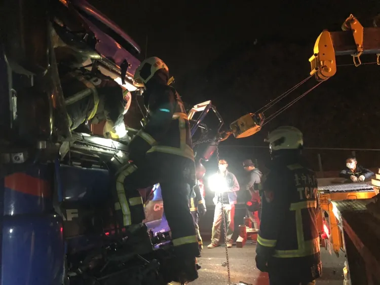 消防人員利用破壞器材將受困記傻救出。讀者提供