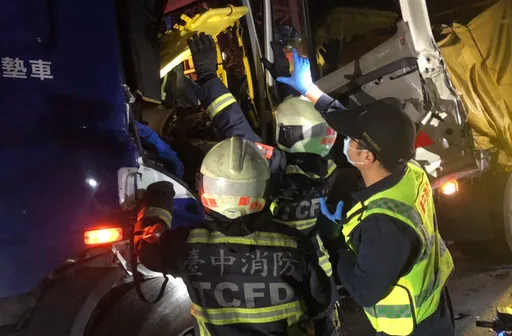 国道4联结车连环撞 1驾驶遭夹击受困!抢救画面曝光