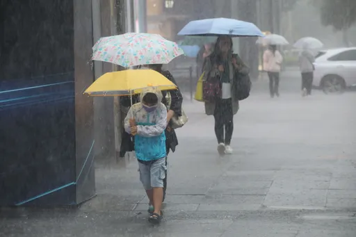 還沒下完！氣象局示警這幾區明仍有豪大雨　周末還會再轉涼