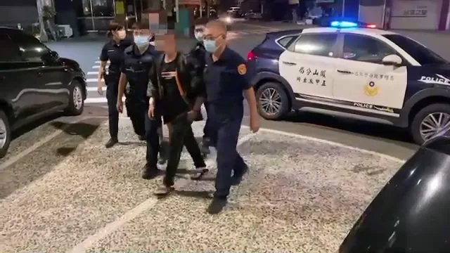 警方先帶回留在案發現場受傷的洪男及陳男進行調查。讀者提供