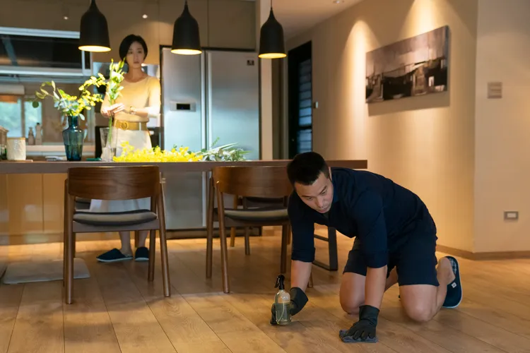 張孝全（右）劇中和桂綸鎂同居多年，各自保有獨立的空間。Disney+提供