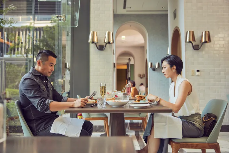 桂綸鎂（右）和張孝全對戲自然。Disney+提供