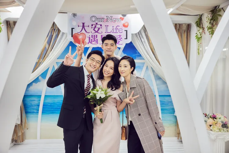 桂綸鎂劇中慶幸找到靈魂伴侶，卻因身邊親友結婚生子，價值觀動搖。Disney+提供