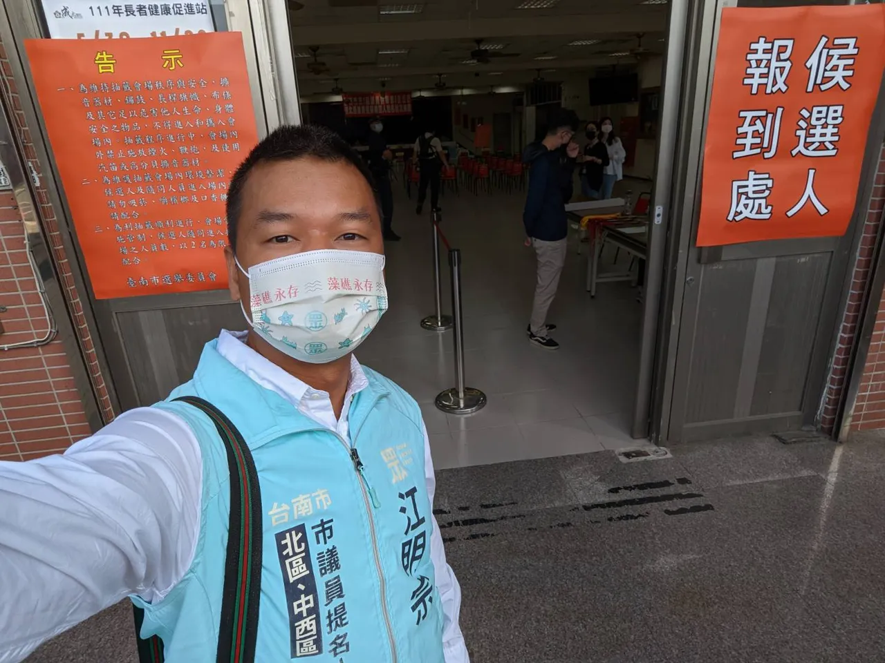 民眾黨台南市議員候選人江明宗質疑黃偉哲受惠於建商。江明宗提供