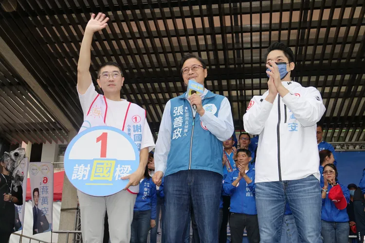 謝國樑（左）與張善政（中）到場與蔣萬安合體。陳德興攝