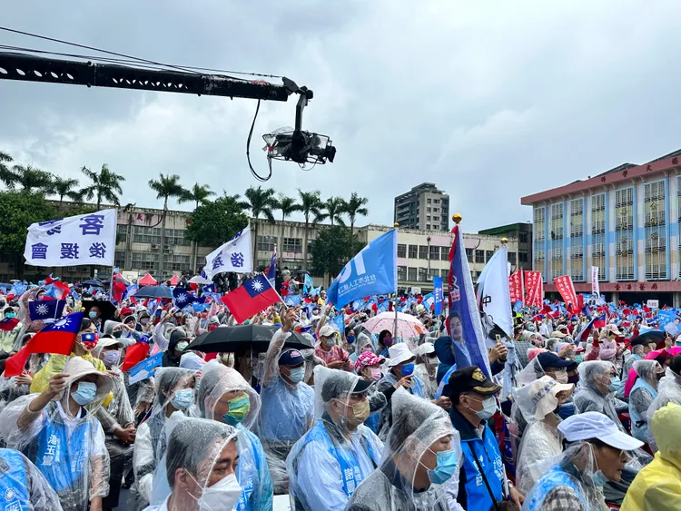 蔣萬安30日在金華國中舉行「台北隊集合」市民基地啟用大會，儘管天候不佳，還是有許多民眾到場應援。潘袁詩羽攝