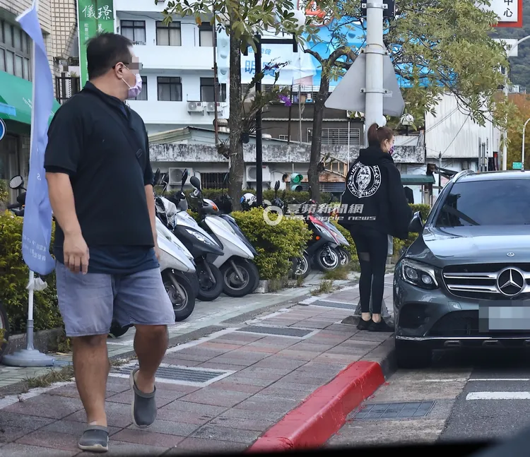 倪雅倫準備上車，吸引路人的目光頻頻回頭察看。特勤中心攝