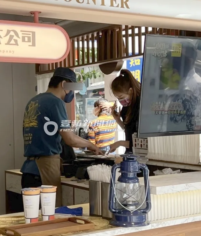 倪雅倫低著頭在櫃檯點餐。特勤中心攝