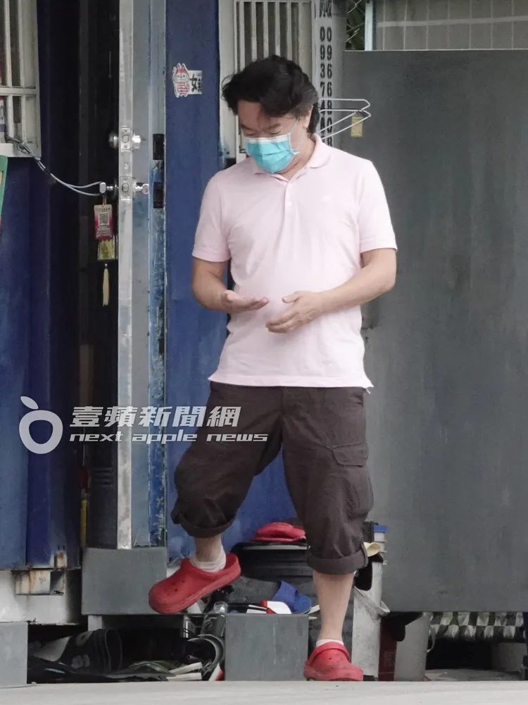 李德立仔細看著手上的零錢數量有無正確。特勤中心攝