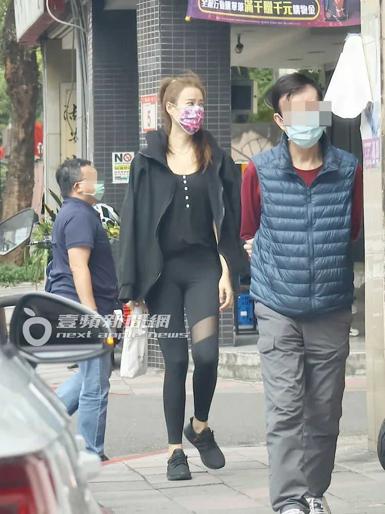 倪雅倫下車準備去買手搖杯。特勤中心攝