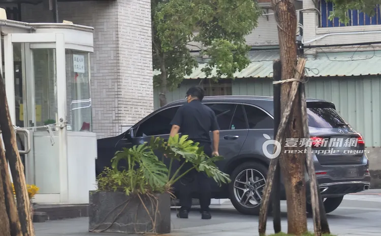 倪雅倫搭著男伴開著要價254萬元起、銀色賓士GLC系列休旅車，一同返回高級內湖建案。特勤中心攝