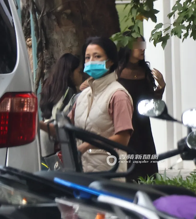 李蒨蓉頂著大素顏，眉毛後半段稀疏、皮膚有些黝黑的走回車上拿牽繩。特勤中心攝