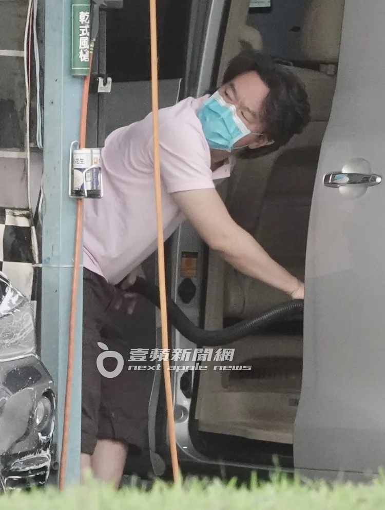 李德立手上拿著吸塵器，轉頭確認機器秒數。特勤中心攝