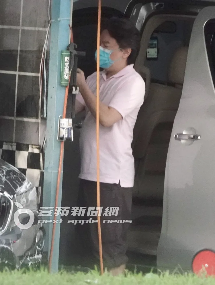 李德立小心翼翼的把零錢投入機器。特勤中心攝