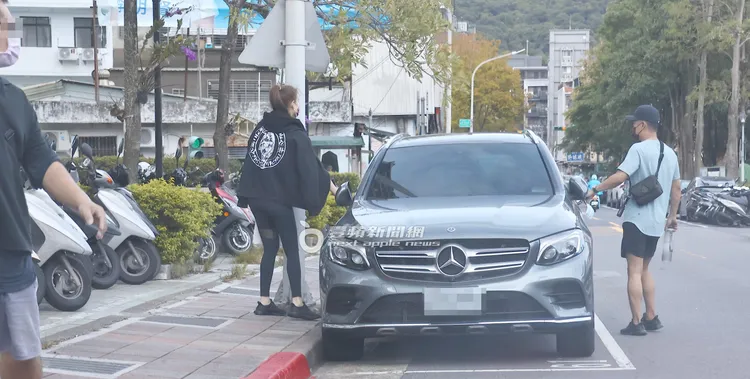 倪雅倫與男伴一同坐上254萬起的銀色賓士GLC休旅車，細看兩人腳上貌似情侶鞋。特勤中心攝