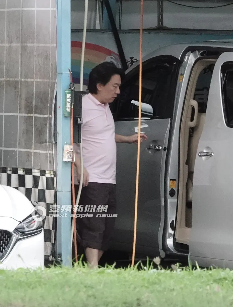 李德立將車開到洗車場整理內裝。特勤中心攝