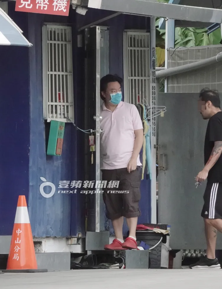 李德立到洗車場管理室兌換零錢。特勤中心攝